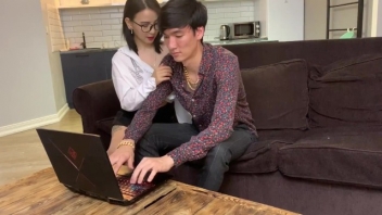 โม๊คควย เสียบสด เย็ดในห้องครัว เย็ดสาวแว่น เย็ดบนโต๊ะ